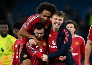 Manchester United gana ‘in extremis’ el derbi contra el City, Chelsea sigue en racha