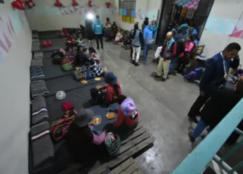 La Alcaldía de La Paz abre albergue temporal para migrantes en la Terminal de Buses.