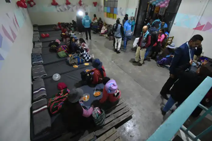 La Alcaldía de La Paz abre albergue temporal para migrantes en la Terminal de Buses.