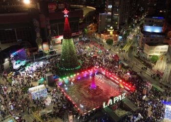 La Paz respira Navidad con un árbol de 36 metros de alto y 150.000 focos
