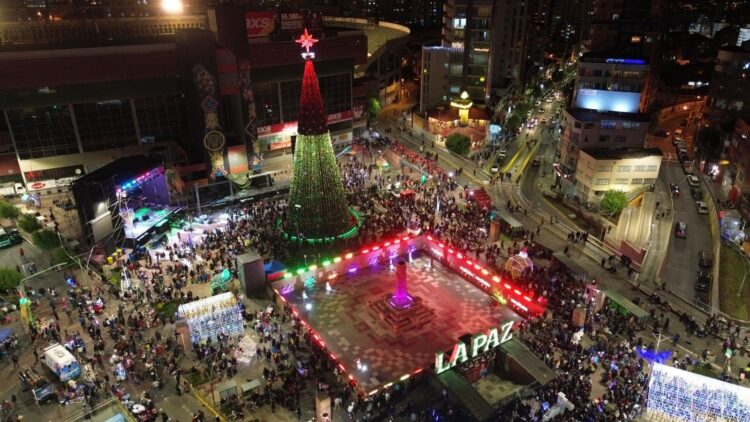La Paz respira Navidad con un árbol de 36 metros de alto y 150.000 focos