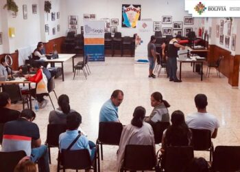 Atención de asistencia consular para bolivianos.