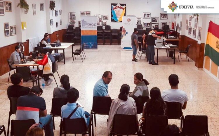 Atención de asistencia consular para bolivianos.