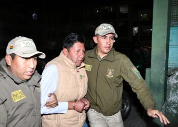El alcalde de Achocalla, Manuel Mamani, cuando era conducido a la FELCC en La Paz.