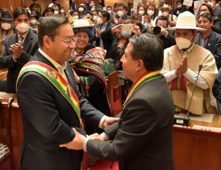 Luis Arce es proclamado junto con David Choquehuanca en la Asamblea Legislativa, en 2020.