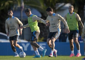 Líder Argentina enfrenta a Chile, sin Messi ni Di María