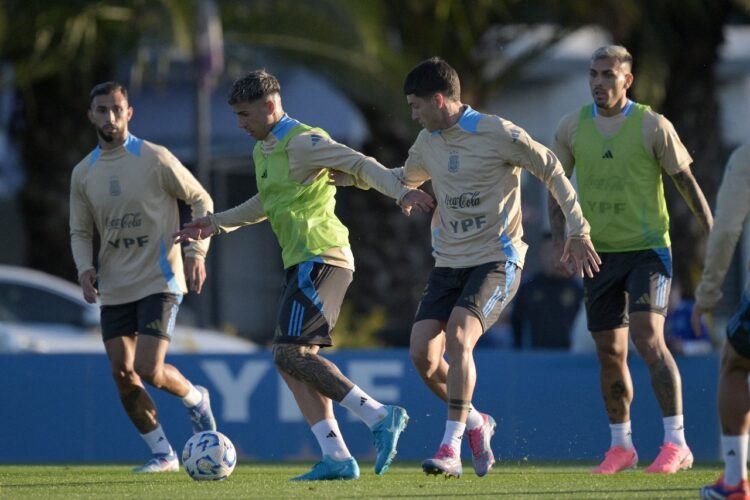 Líder Argentina enfrenta a Chile, sin Messi ni Di María