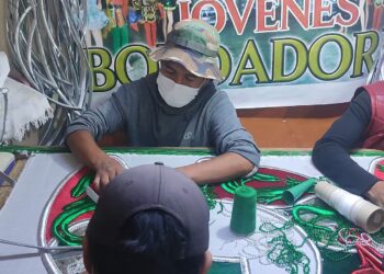 Los privados de libertad de la cárcel de San Pedro de Oruro elaboran bordados para los trajes de los danzarines.