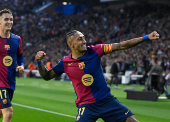 El Barça se escapa como líder en una jornada de Liga teñida de luto