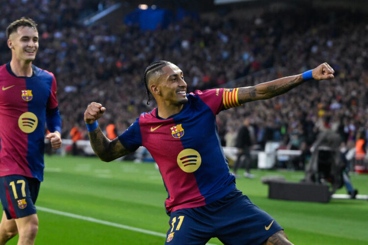 El Barça se escapa como líder en una jornada de Liga teñida de luto