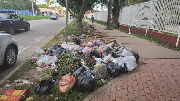 Basura sin recoger se acumula en la capital cruceña