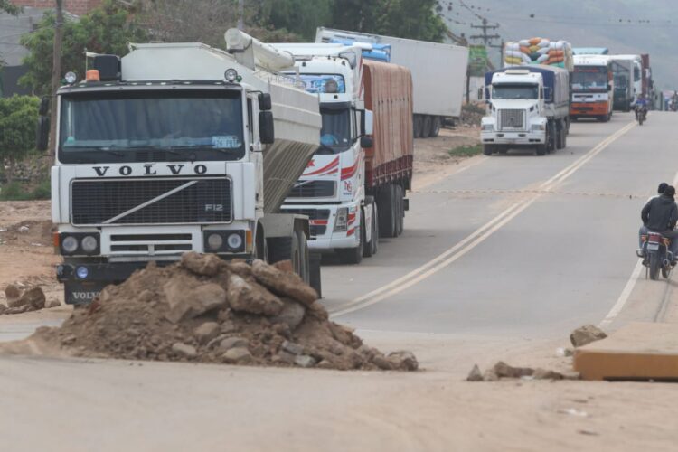 Camiones varados en el bloqueo de Mairana, Santa Cruz, del ala de Evo Morales.