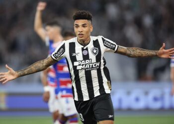Botafogo gana 2-0 al Fortaleza y le arrebata el liderato del Brasileirao