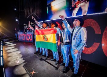 Los integrantes de Bronco posaron la bandera boliviana en el cierre del show.
