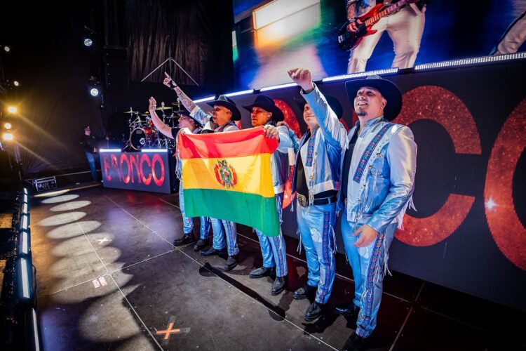 Los integrantes de Bronco posaron la bandera boliviana en el cierre del show.