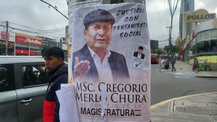 Un afiche de campaña de un postulante en la avenida Ballivián de La Paz.