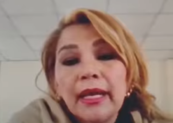 En inicio del juicio por genocidio, Jeanine Áñez desconoce a sus abogados de oficio