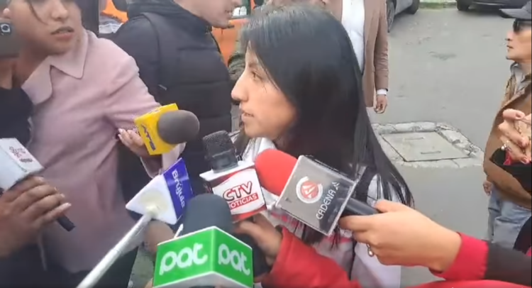 Evaliz dice que su padre no saldrá del país y que se quedará con su pueblo