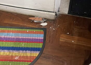 Una de las puertas de la casa allanada de Evaliz Morales.