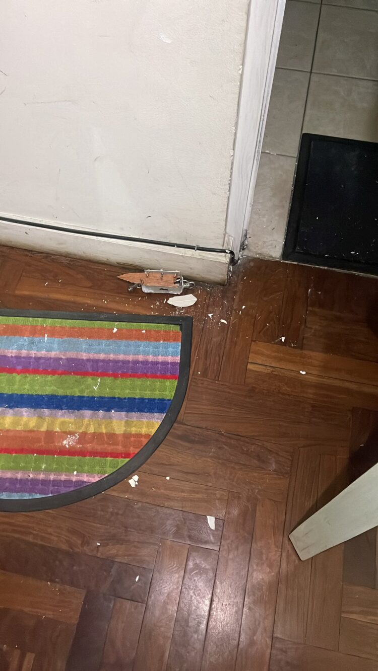 Una de las puertas de la casa allanada de Evaliz Morales.