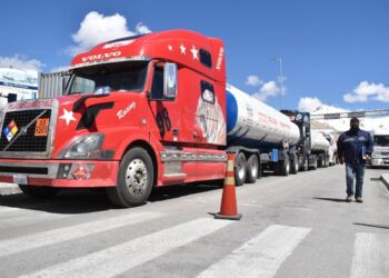Camiones cisterna con combustibles importados de ultramar por Chile.