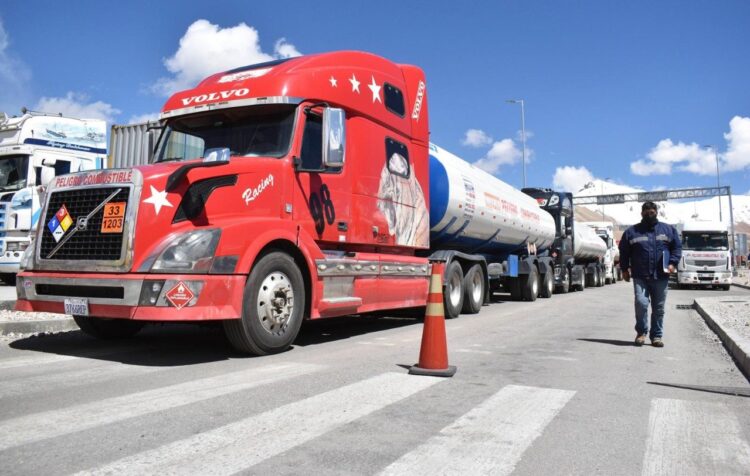 Camiones cisterna con combustibles importados de ultramar por Chile.