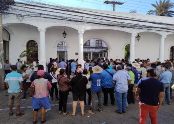 Concejales cruceños son encerrados por el transporte público