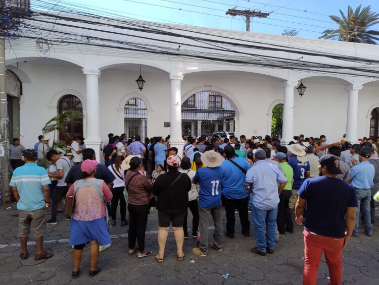 Concejales cruceños son encerrados por el transporte público