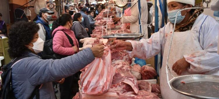 Alcaldía de La Paz intensifica el control de carnes de pollo, pavo y cerdo por las fiestas
