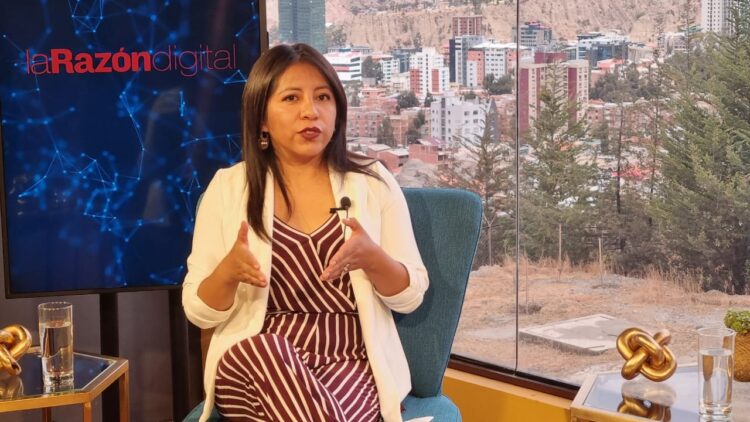 La viceministra Nadia Cruz en un programa de Piedra, Papel y Tinta, de La Razón.
