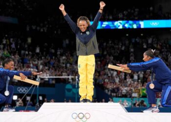 Biles postrada ante Andrade, la estrella brasileña de la gimnasia