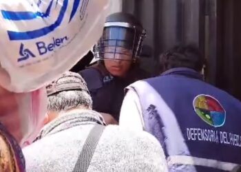El defensor del Pueblo, Pedro Callisaya, en el ingreso a la FELCC.