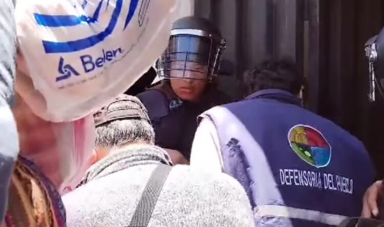 El defensor del Pueblo, Pedro Callisaya, en el ingreso a la FELCC.