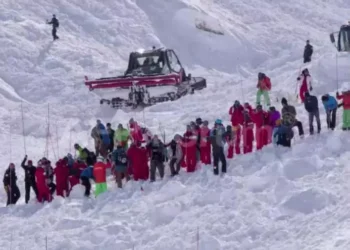 Rescatan a 240 esquiadores varados en los Alpes franceses