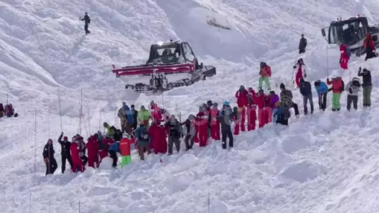 Rescatan a 240 esquiadores varados en los Alpes franceses