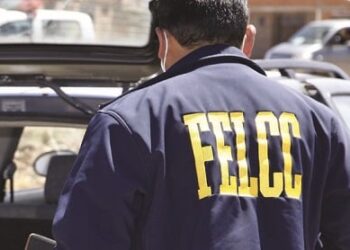 Delincuente apuñala a un policía y un joven en La Paz