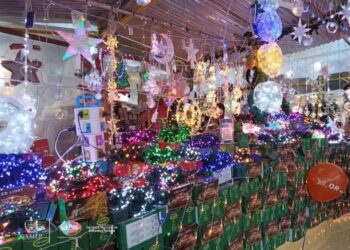‘Caseras’ de la Feria Navideña en La Paz acortan la brecha digital y comparten el uso del QR
