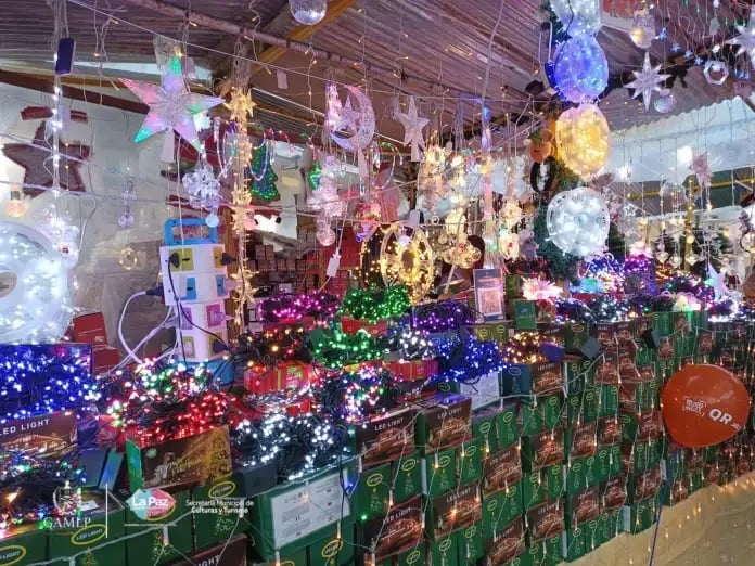 ‘Caseras’ de la Feria Navideña en La Paz acortan la brecha digital y comparten el uso del QR