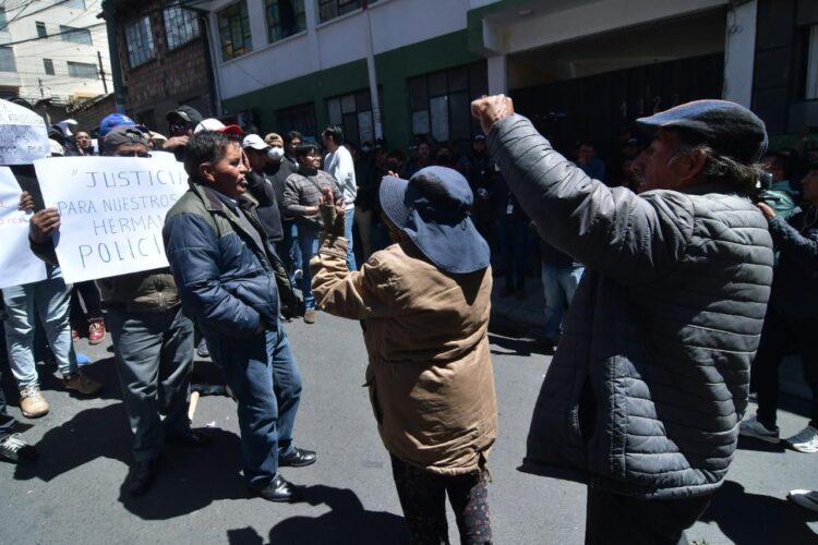 Evistas instalan una vigilia contra la aprehensión de Claros y Cucho