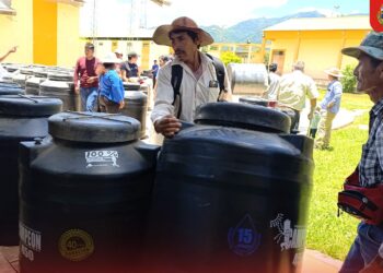 Gobernación de Chuquisaca entrega tanques de agua en Macharetí ante la sequía