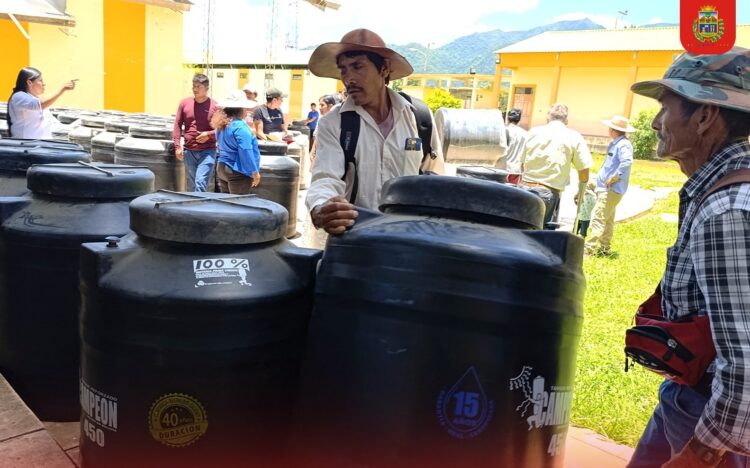 Gobernación de Chuquisaca entrega tanques de agua en Macharetí ante la sequía
