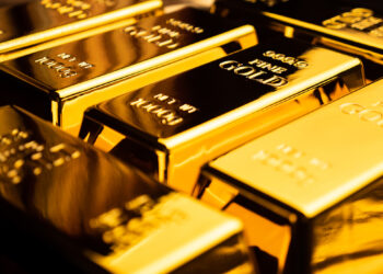 El oro sigue firme, pese a breve traspié
