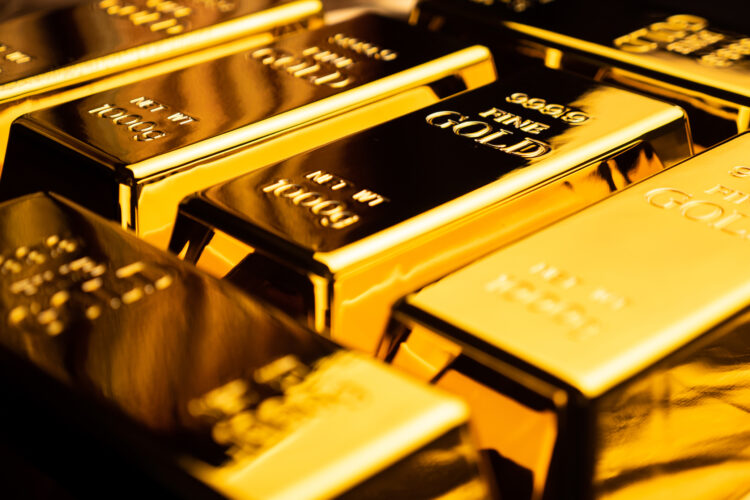 El oro sigue firme, pese a breve traspié