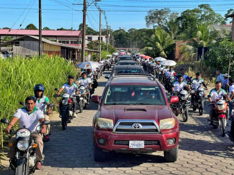Sindicatos de mototaxis y una caravana de vehículos escoltan a Morales en Chimoré