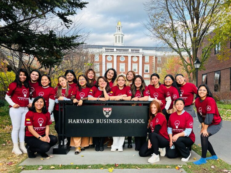 Mujeres jóvenes bolivianas visitan Harvard, MIT y Yale