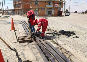 Limpian y arreglan el sistema de drenaje en El Alto