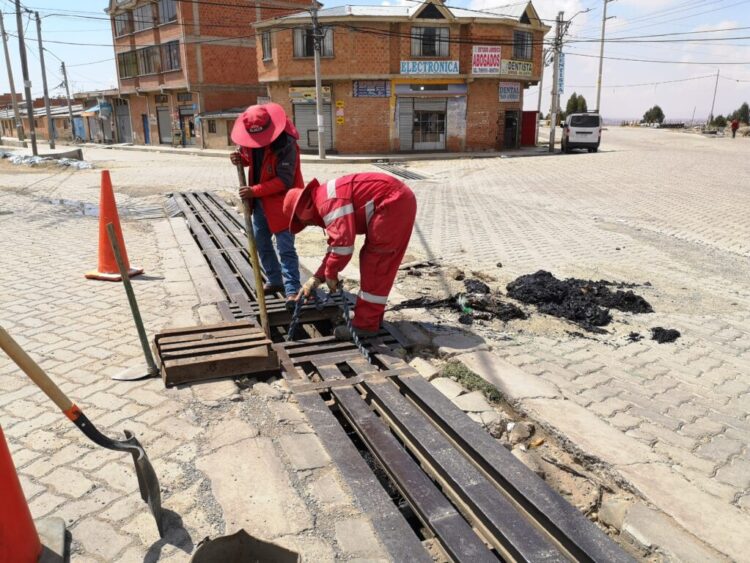 Limpian y arreglan el sistema de drenaje en El Alto