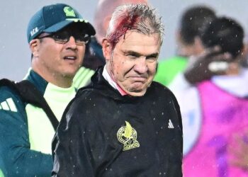 Aficionados hieren al técnico de México en partido que perdió ante Honduras