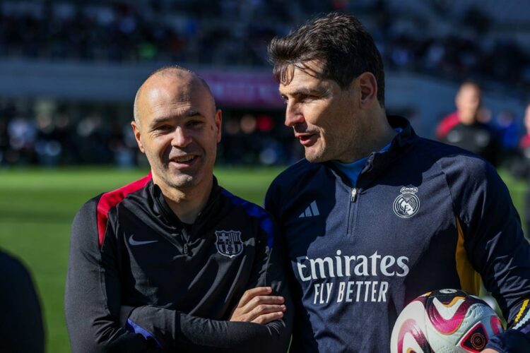 Iniesta se ‘despide’ ante 45.000 espectadores en Tokio