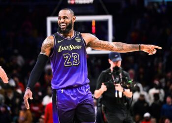 LeBron James celebra sus 40 años en medio de un futuro incierto